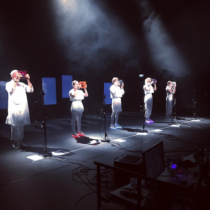 Stage set of Regie: KI with cameras and AI monitoring equipment